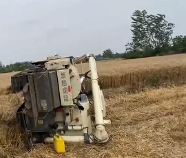 收割機(jī)側(cè)翻，消防員用液壓剪和臥式千斤頂救援