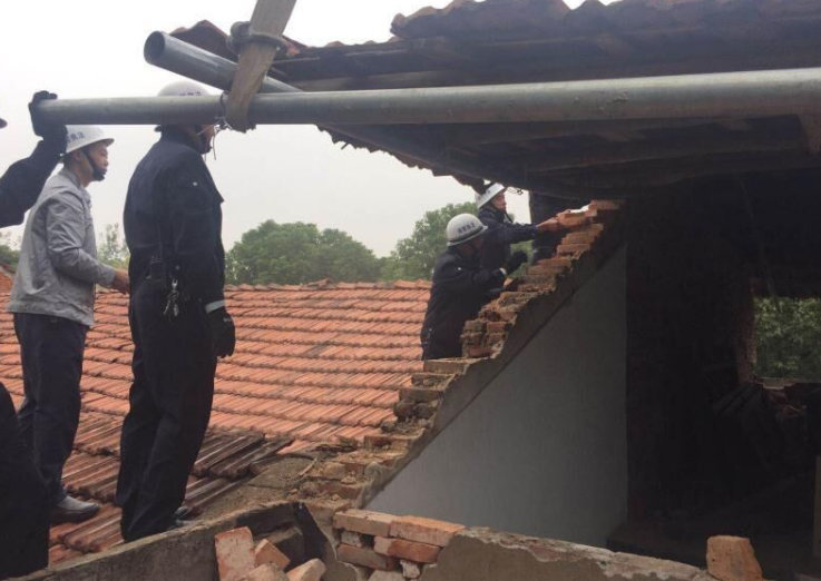 業主使用20臺千斤頂將房屋抬高